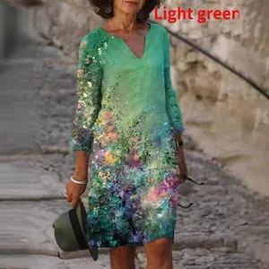 Elegante vestido midi de mujer con cuello en V y estampado floral en color verde claro