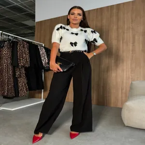Elegantes pantalones negros de talle alto y pernera ancha para un look sofisticado.