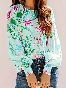 Détail d'une blouse vert menthe pour femme avec imprimé floral et poignets smockés élégants