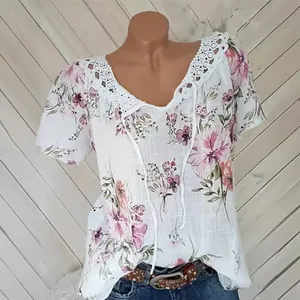Γυναικεία boho μπλούζα με φλοράλ σχέδιο, κοντά μανίκια και δαντελωτή λαιμόκοψη V σε λευκό