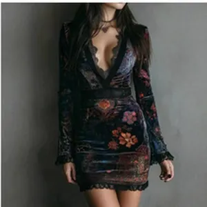 Robe de soirée sexy en velours à fleurs avec décolleté plongeant et bordure en dentelle