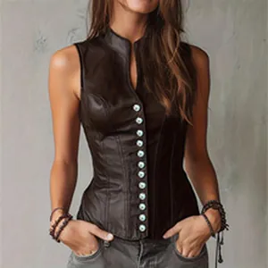 Détail d'un élégant gilet en cuir marron sans manches avec boutons argentés décoratifs