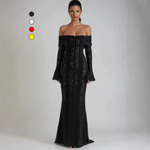 Robe de soirée élégante en dentelle noire à épaules dénudées avec manches longues et coupe sirène.