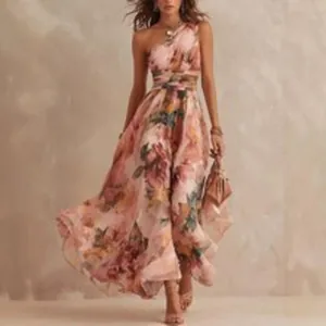 Élégante robe longue rose à fleurs à une épaule avec jupe fluide pour les tenues de soirée