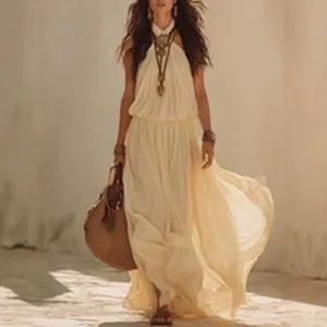 Robe longue bohème plissée crème avec décolleté licou pour une tenue d'été élégante