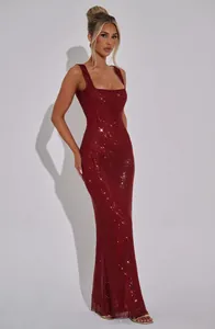 Robe de soirée élégante rouge vin avec paillettes scintillantes et détails en résille fine