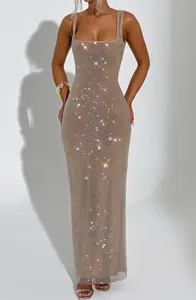 Vue détaillée des paillettes scintillantes et des strass sur cette robe de soirée dorée élégante