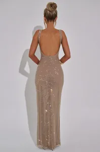Élégante vue de dos d'une robe de soirée dorée scintillante à paillettes et dos nu sexy