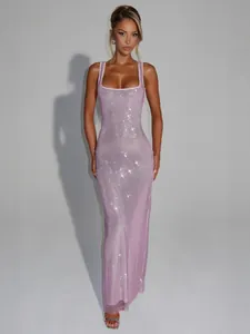 Robe longue rose à paillettes scintillantes, encolure carrée et coupe moulante élégante