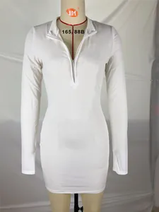 Vista frontale vestito bianco aderente a maniche lunghe con scollo a zip e coste