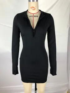 Abito bodycon nero a maniche lunghe con scollo a zip e trama a costine su manichino.