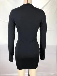 Vista posteriore dettagliata di un elegante abito aderente nero a maniche lunghe