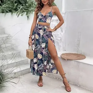Completo estivo due pezzi con stampa tropicale, crop top e gonna con spacco alto.