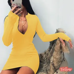 Vista dettagliata di un mini abito a coste giallo con scollatura a zip funzionale