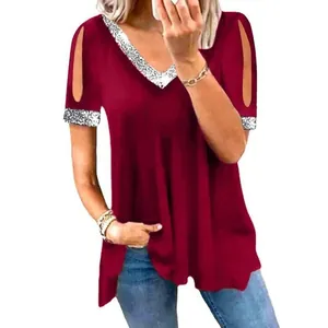 Detail eines burgunderroten V-Ausschnitt-T-Shirts mit Pailletten und Cut-Out-Design
