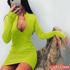 Mini abito aderente sexy verde chiaro a maniche lunghe con collo a zip e trama a coste