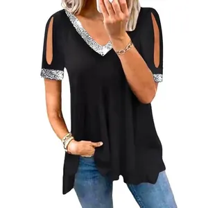 Detailansicht eines schwarzen T-Shirts mit V-Ausschnitt, Paillettenbesatz und Cut-Out-Ärmeln