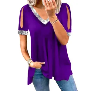 Detail eines lila V-Ausschnitt T-Shirts mit Paillettenbesatz und Schulterausschnitten
