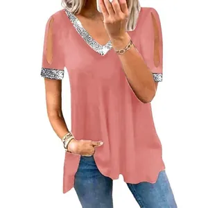 Detailansicht der rosa V-Ausschnitt-T-Shirt mit silbernen Pailletten und Ausschnitten