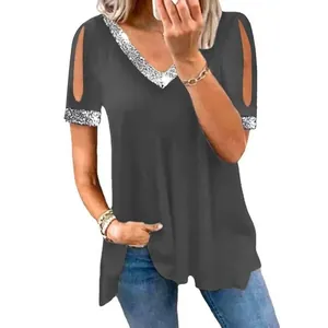 Detailansicht graues V-Ausschnitt T-Shirt mit Cut-Outs und silbernen Pailletten