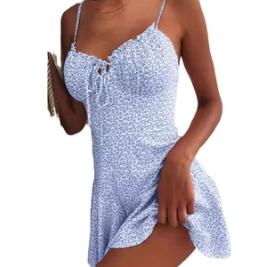 Elegante abito estivo a fiori blu con spalline sottili e coulisse frontale per donna