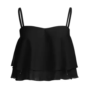 Detailweergave van een zwarte zomerse crop top met spaghettibandjes en rucheslagen