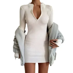 Abito corto sexy bianco in maglia a coste a maniche lunghe con zip e giacca grigia