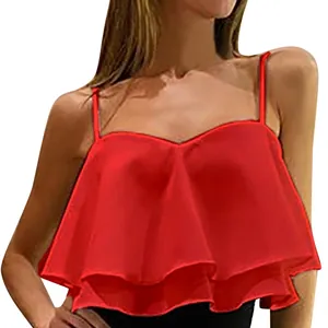 Detailweergave van de elegante rode mouwloze cami crop top met ruches voor dames