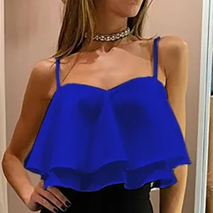 Detailopname van blauwe mouwloze top met ruches en spaghettibandjes voor de zomer