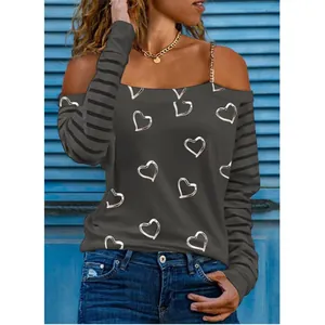 T-shirt grigia a maniche lunghe con stampa a cuore e dettagli a righe sulle maniche moda.