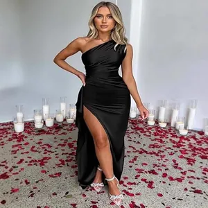 Elegante vestido largo de satén negro con un hombro y abertura lateral para eventos.