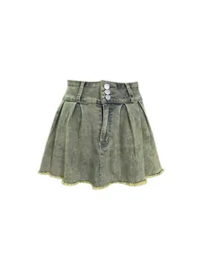 Mini-jupe en jean délavé avec taille haute à trois boutons et ourlet effiloché