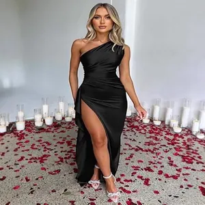 Elegante vestido largo de satén negro con un hombro y abertura lateral alta para la noche