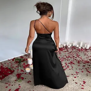 Elegante vestido largo de satén negro con un hombro y abertura lateral para fiesta