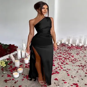 Elegante vestido largo de satén negro con un hombro y abertura alta para ocasiones