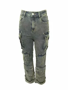 Détail d'un pantalon cargo en denim bleu délavé à taille haute avec de multiples poches