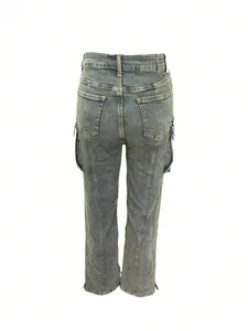 Vue arrière détaillée d'un pantalon cargo en jean stretch délavé vintage pour femme
