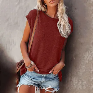 Casual dark red women's round neck T-shirt with pocket and denim shorts outfit