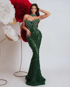 Elegantes grünes bodenlanges Abendkleid mit aufwendiger schwerer Perlenstickerei