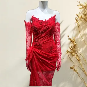 Élégante robe de soirée en dentelle rouge avec gants longs assortis et fente latérale