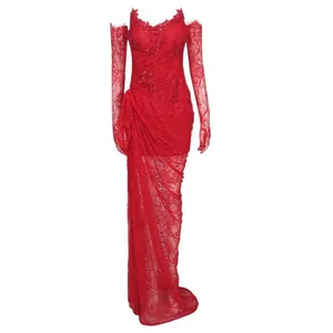 Robe de soirée élégante en dentelle rouge avec col en U et gants longs pour la fête.
