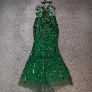Elegante abito da sera lungo verde smeraldo senza spalline con ricami di perline