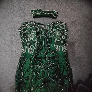 Abito da sera verde con perline e paillettes, senza spalline lungo fino a terra con inserti