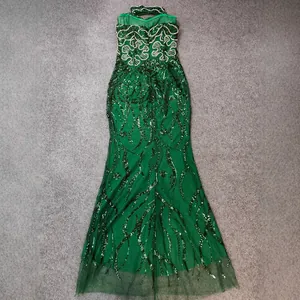 Elegante abito da sera verde smeraldo con paillettes, ricami e taglio a sirena lungo