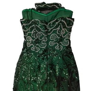 Elegante abito da sera verde smeraldo lungo fino a terra con ricami di paillettes e perline