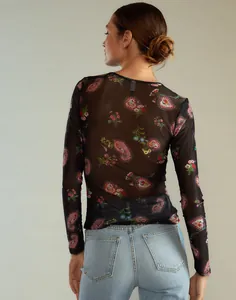 Vista posteriore del top in rete nera trasparente con stampa floreale e paisley, vestibilità slim