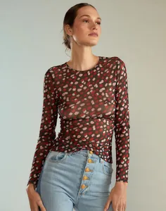 T-shirt a maniche lunghe in rete trasparente con stampa astratta rossa e girocollo