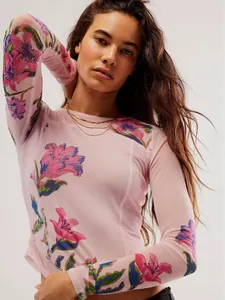 Gros plan d'un t-shirt à manches longues en mesh rose avec imprimés fleurs digitaux