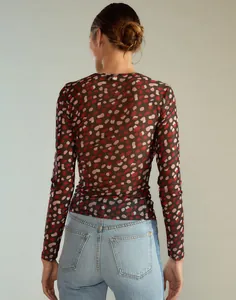 Vista posteriore della t-shirt a maniche lunghe in mesh slim fit con stampa rossa e rosa