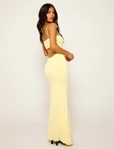Zijaanzicht van een elegante lichtgele backless bodycon maxi-jurk met een slanke pasvorm
